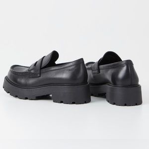 Vagabond “Cosmo 2.0” leather loafer.